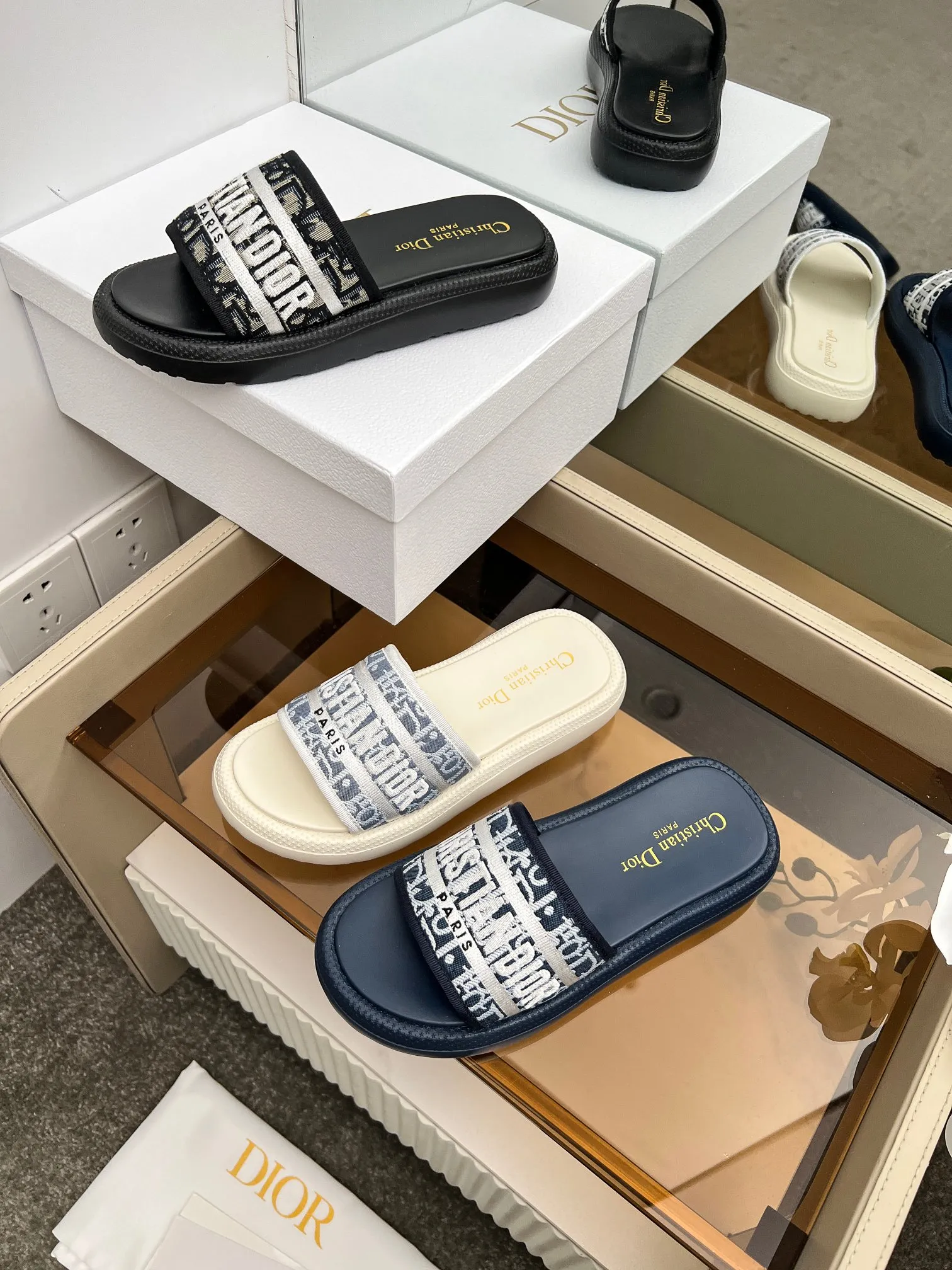 👟👟Ex-factory price 420👟👟 Dior high version slippers, 👏👏2025 new classic model 🔥Purchasing level qualityHigh-end thick-soled slippers in foreign countersHigh version with rust style💋———————————— Upper➕Inner: Original customized special electric embroidery material, Sole: Original mold 1.1 (lightweight) Bottom thickness: heel 5cm, forefoot 3cm, size 35-40 (with full set of packaging, cloth bag handbag, card instructions). You are welcome to place an order in advance, first come first served. Win-win cooperation.